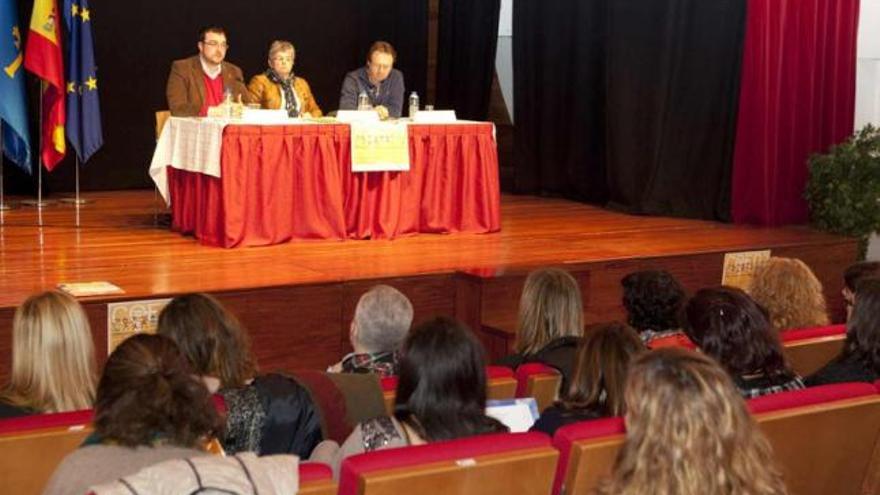 En la mesa, Adrián Barbón, Ana González y Pedro González, del Centro de Profesores y Recursos del Nalón.