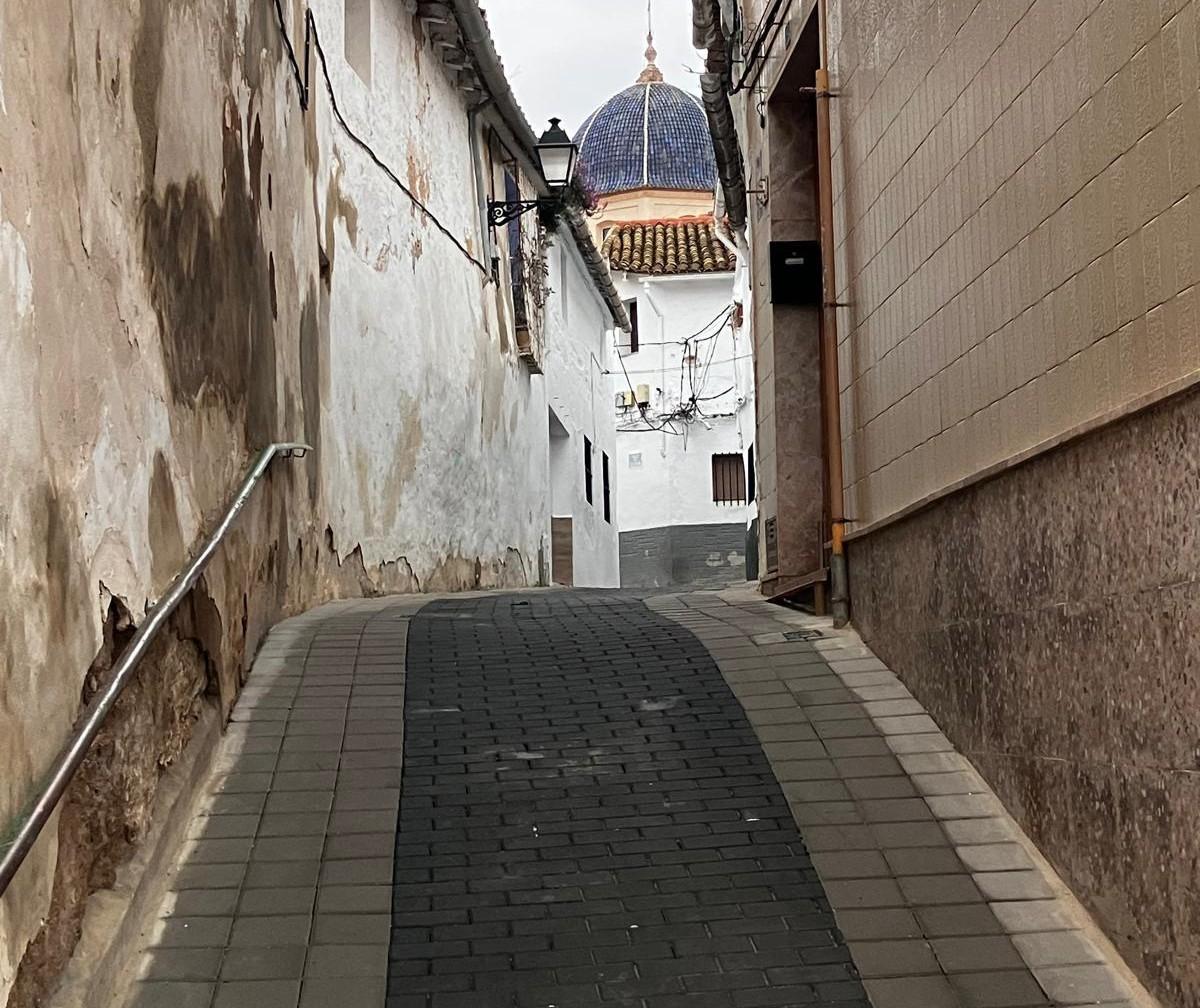 Barrio de Bechinos en Chiva con la nueva pavimentación. Al fondo la iglesia.