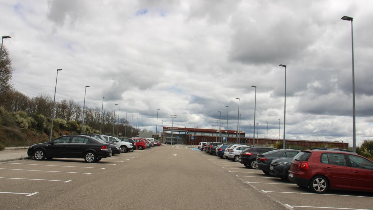 Coches estacionados en la estación del AVE de Sanabria