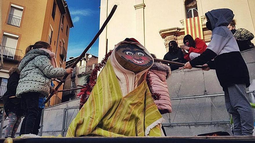 Un grup d&#039;infants fan cagar el tió a damunt d&#039;un escenari