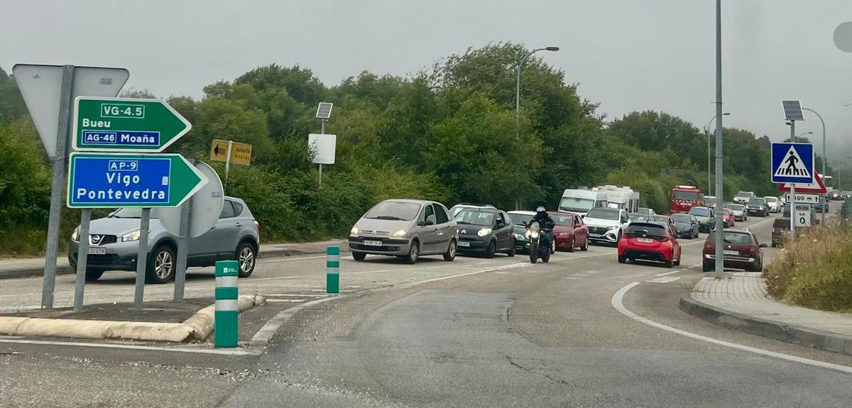 Retenciones en el acceso a Cangas por el vial de A Rúa hacia la rotonda del Gordo.