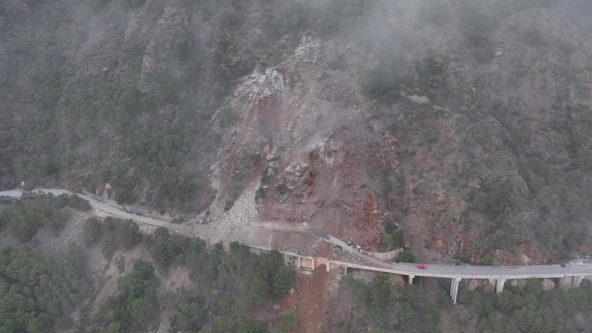 Momento de la voladura de la ladera sobre la carretera de San Pedro a Ronda.