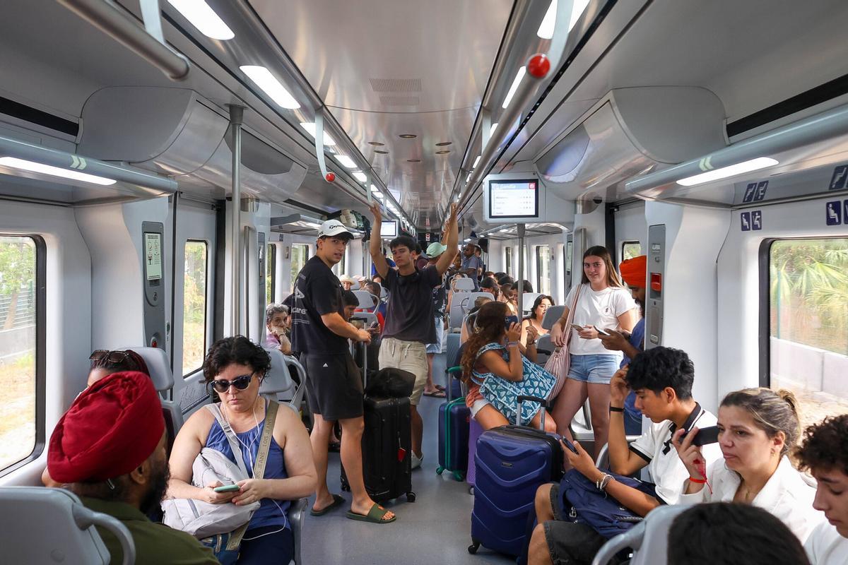 Valencia VLC Reportaje sobre los nuevos trenes de cercanías de Renfe ya usados en la Comunidad de Madrid. Linea 2 Valencia Gandía