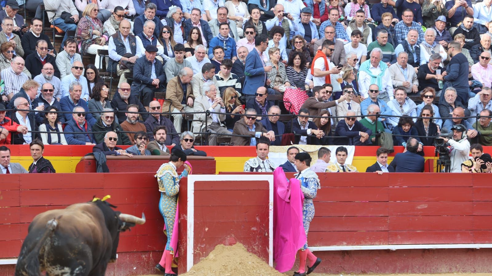 Vicente, Carmen Lomana y Enrique Ponce en la corrida de toros del 16 de marzo en València