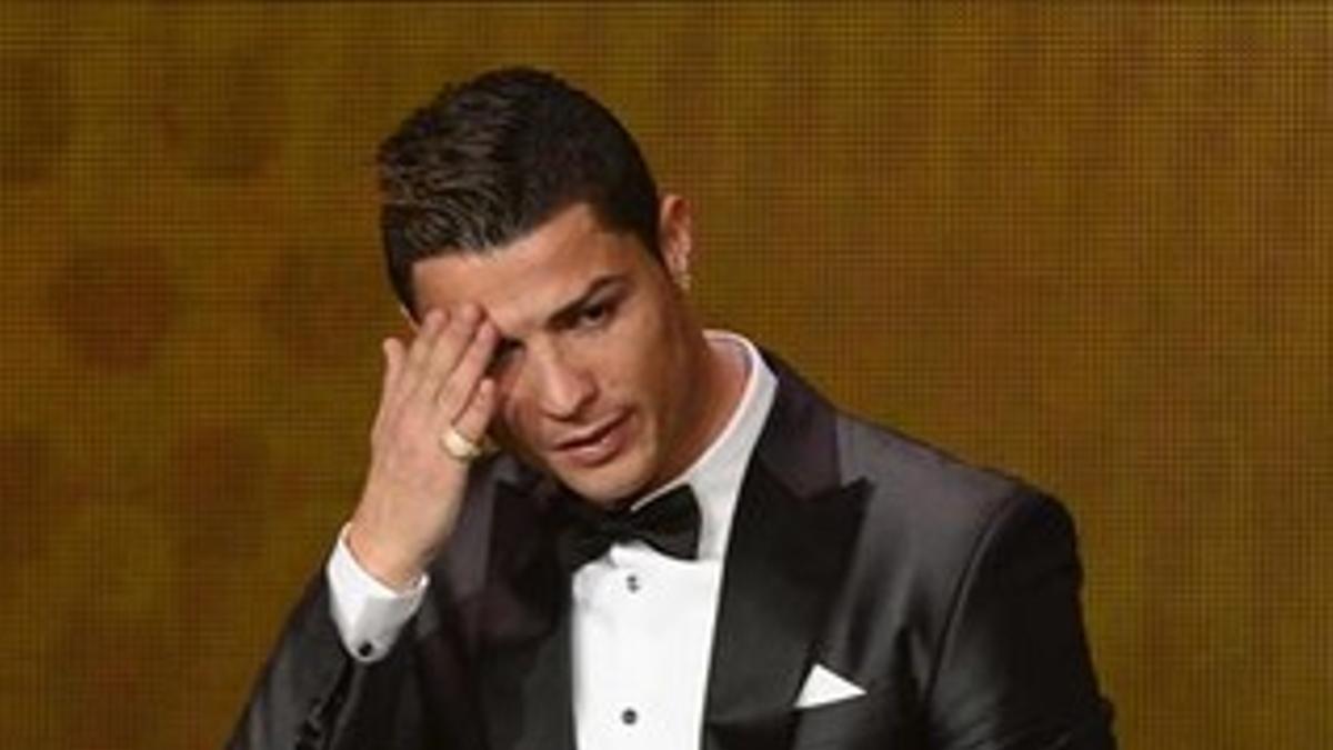 Ronaldo, emocionado, nada más recibir el trofeo el Balón de Oro
