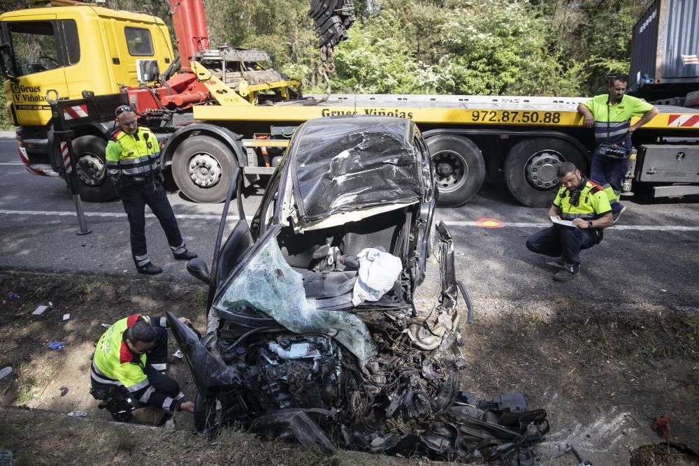 Els ocupants d''un cotxe moren en un xoc frontal amb un camió a Maçanet