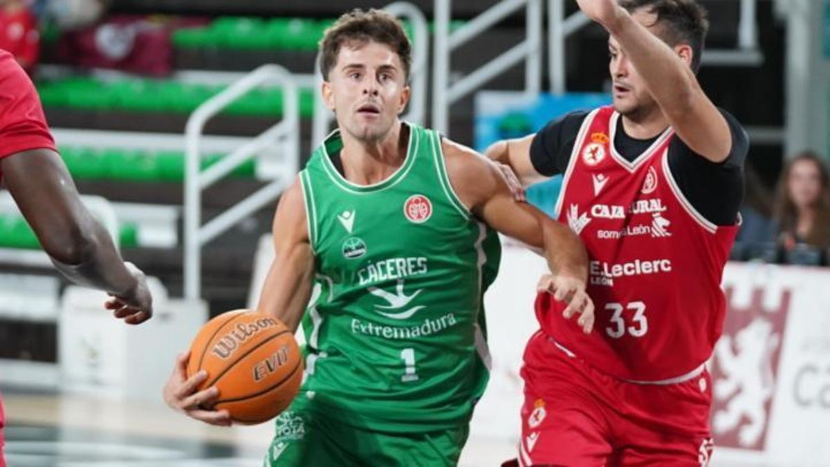 Álvaro Palazuelos avanza hacia la canasta de la Cultural Leonesa.