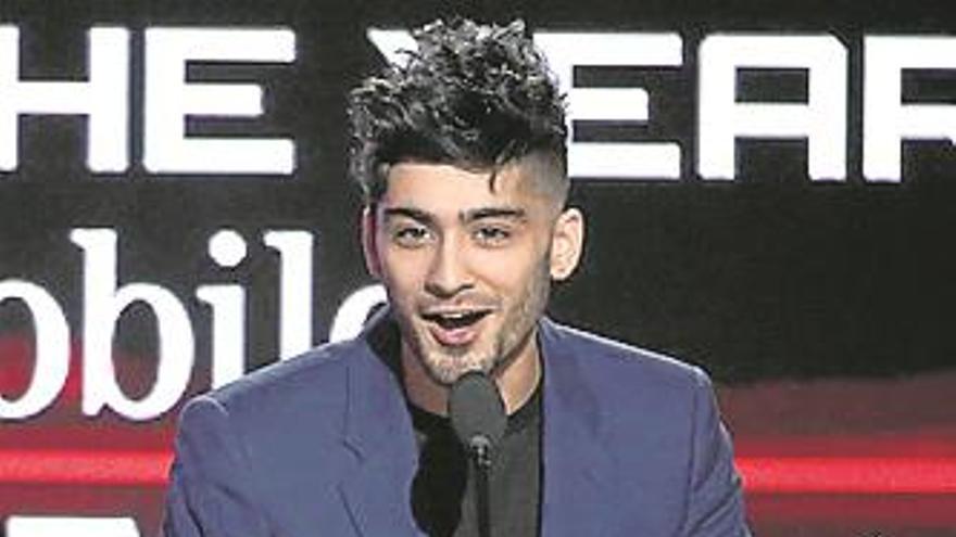 El cantante Zayn Malik se exhibe en un libro