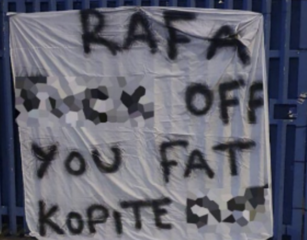 Dos pancartas contra Benítez por su posible fichaje por el Everton