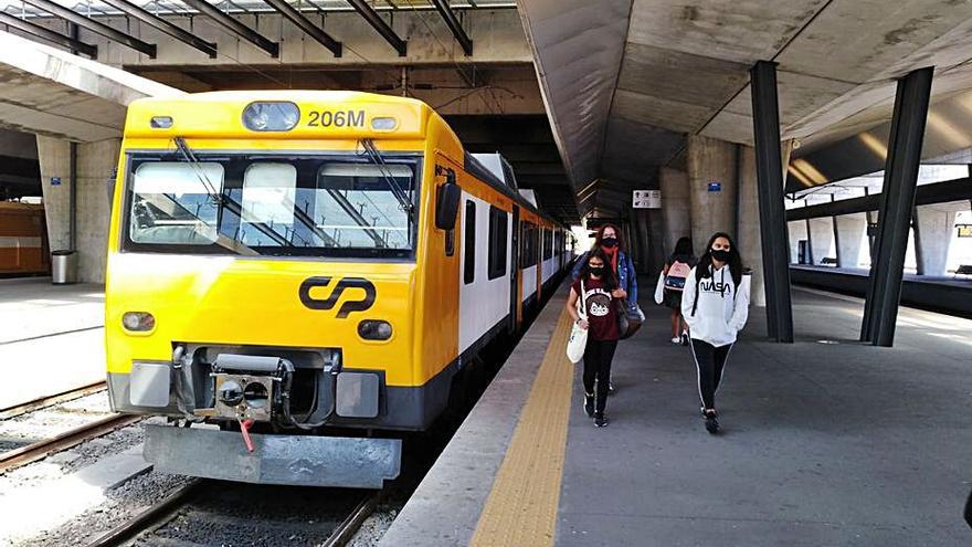 Tren Celta, que enlaza Vigo y Oporto,
 en la estación lusa de Campanha. |   // X. F..