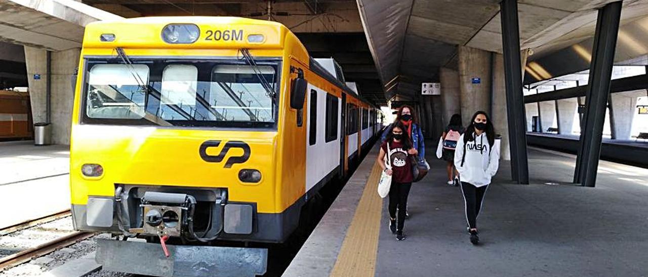 Tren Celta, que enlaza Vigo y Oporto,
 en la estación lusa de Campanha. |   // X. F..