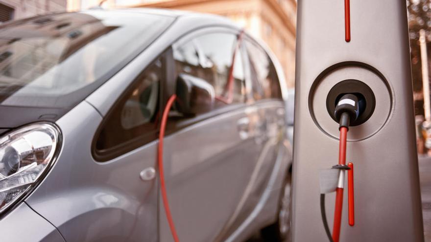 El coche eléctrico reducirá la dependencia de los combustibles.