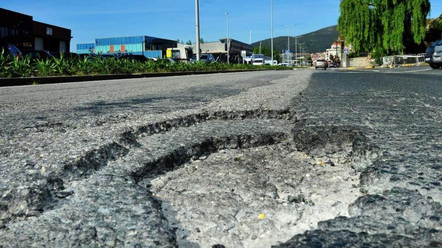 El mal estado de la avenida Valle Inclán supone un riesgo para la seguridad vial. // Iñaki Abella