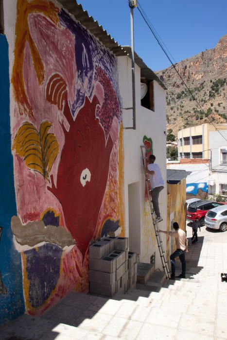 Más de doscientos murales en homenaje a Miguel Hernández engalanan el barrio de San Isidro de Orihuela