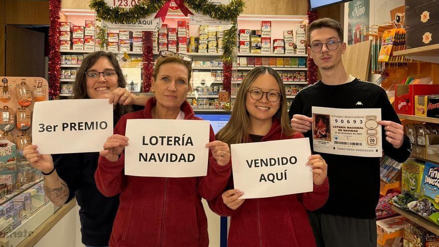 Los trabajadores del estanco Virgen del Fundamento, en Benisanó, con el número premiado.