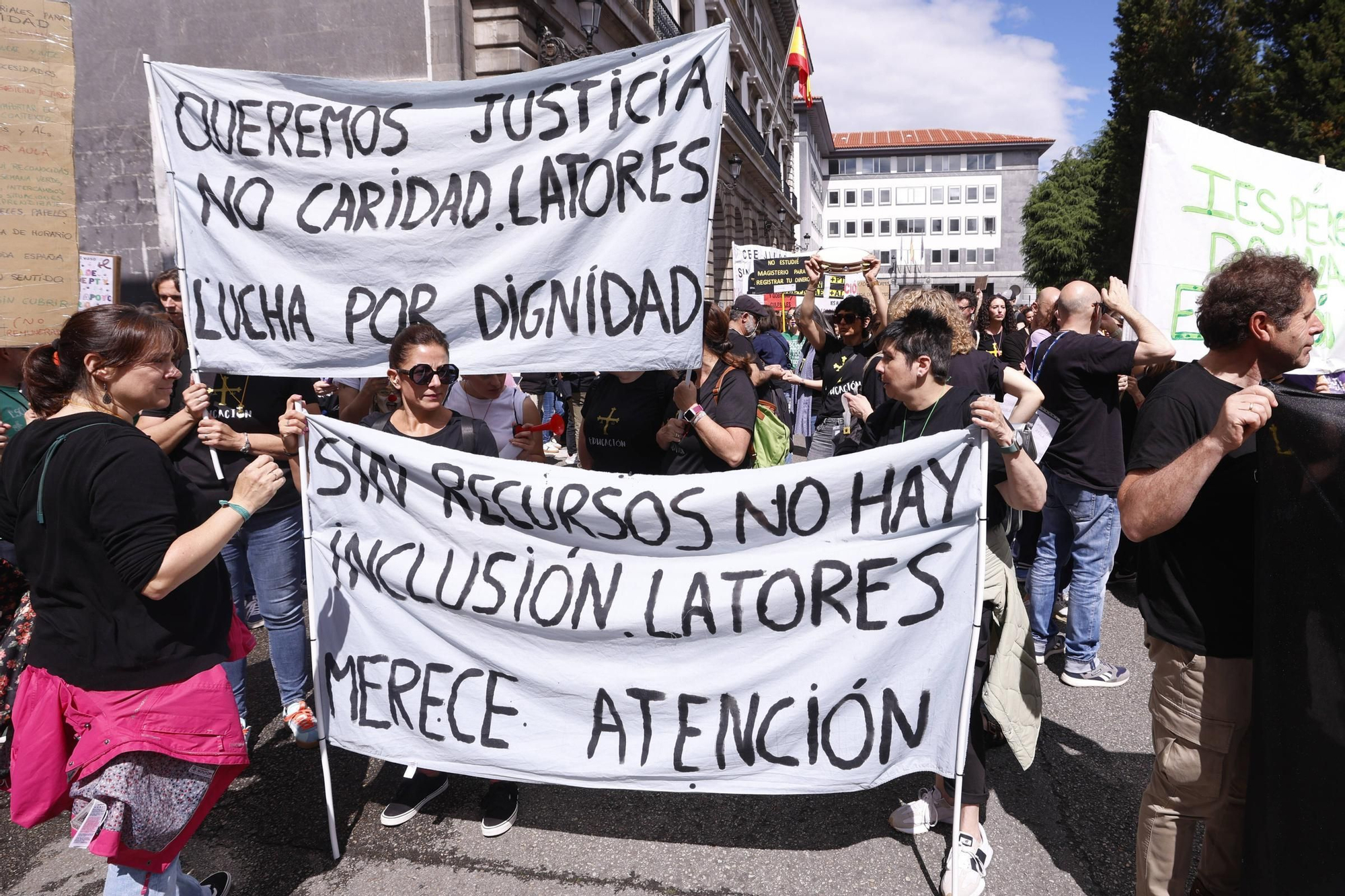 EN IMÁGENES: Cientos de profesores se manifiestan en Oviedo en la cuarta jornada de huelga