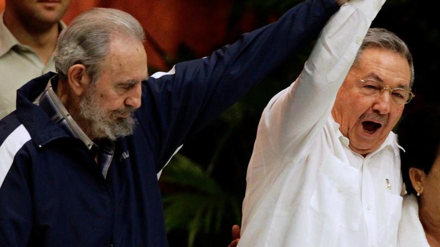 Fidel Castro sosté el braç del seu germà Raúl Castro en el 6è Congrés del Partit Comunista el 2011