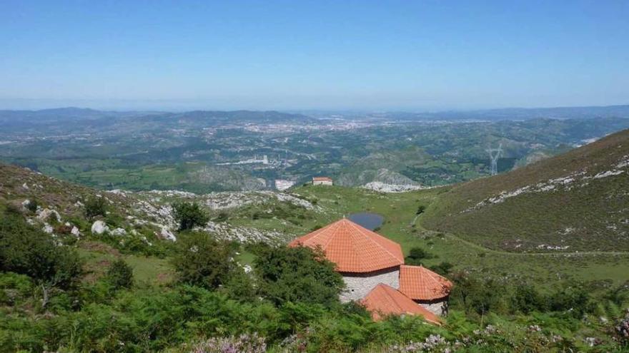 Las dos capillas del Monsacro, con Oviedo al fondo.