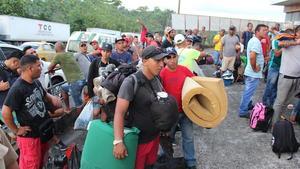 Inmigrantes cubanos esperan ser ubicados en hoteles en Paso Canoas (Panamá), este lunes.