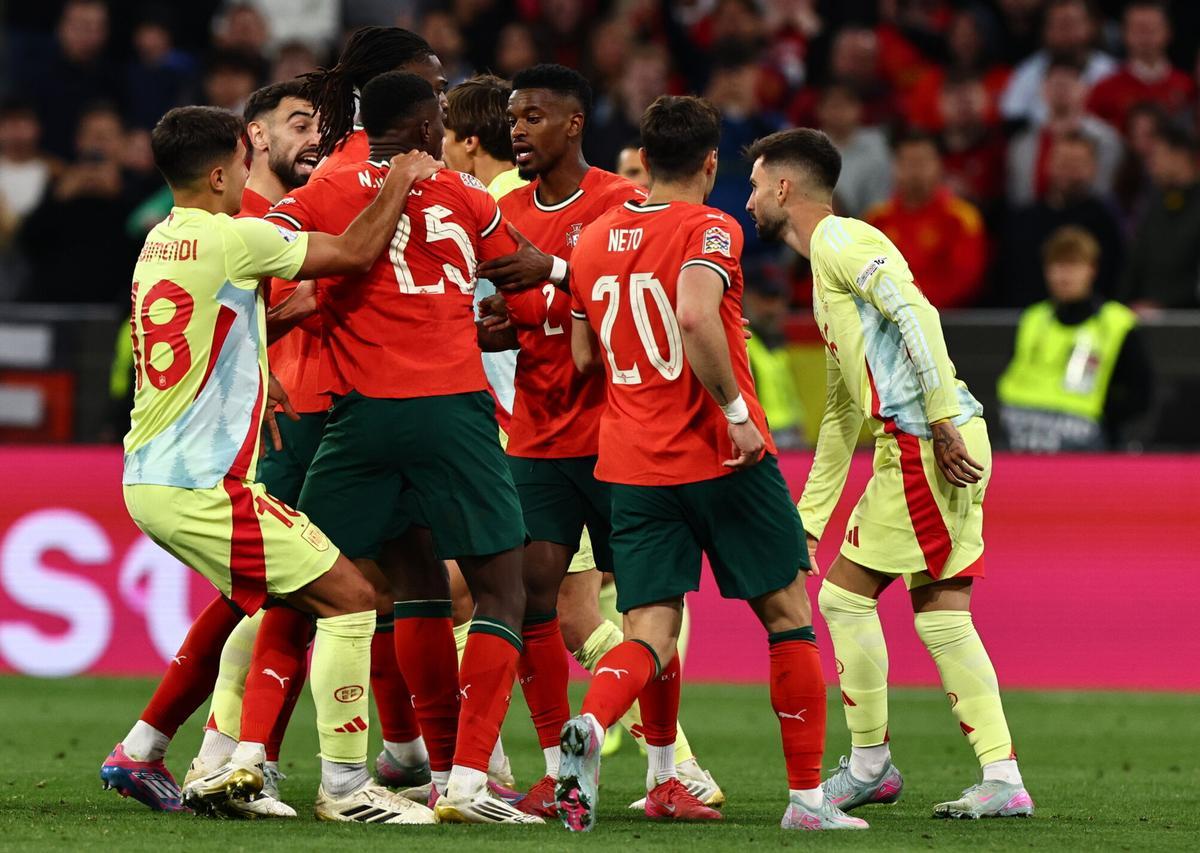Munich (Germany), 08/06/2025.- Players of Spain and Portugal scuffle during the UEFA Nations League final match between Portugal and Spain in Munich, Germany, 08 June 2025. (Alemania, España) EFE/EPA/ANNA SZILAGYI