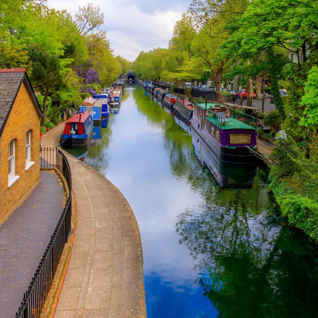 Canal de barcos estrechos y pasarela en primavera en Little Venice, Paddinton, Londres