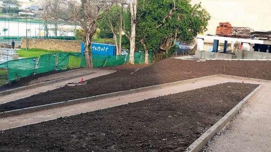 Obras de ejecución de la pequeña zona verde al borde de la ría.