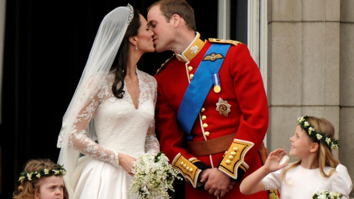 Catalina y Guillermo se besan en el balcón de Buckingham tras su enlace, el 29 de abril de 2011.