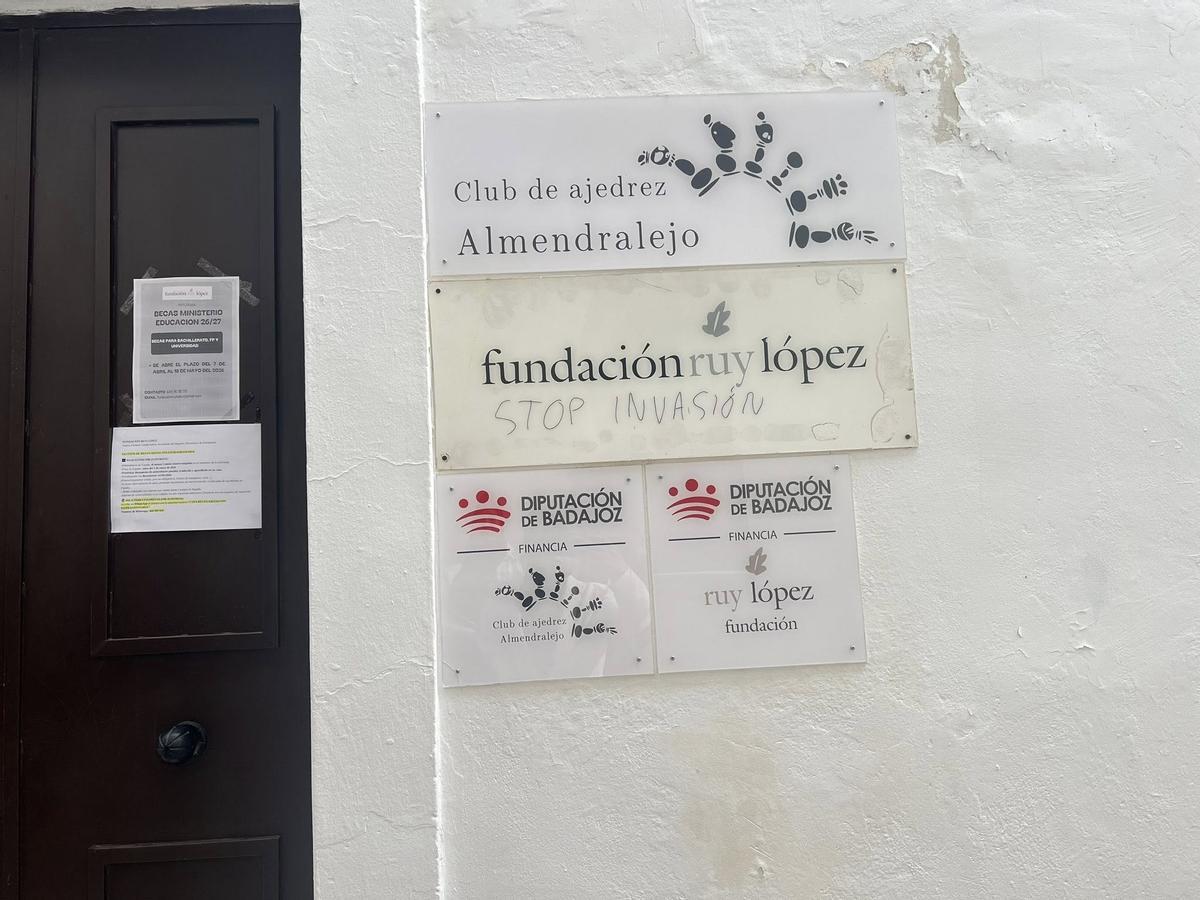 Algunas pintadas aparecidas esta semana en letreros de la Fundación Ruy López.