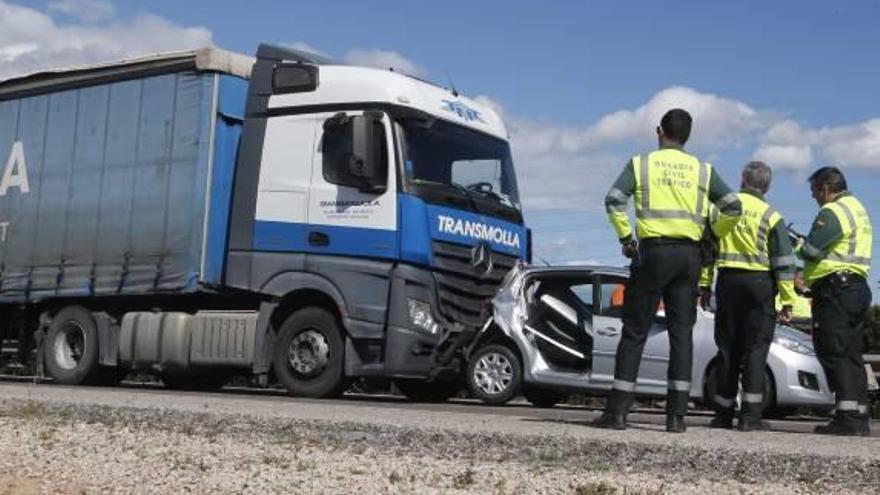 Fuerte colisión con un camión