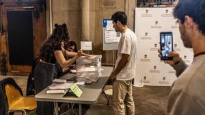 Votaciones en el colegio electoral de la Universitat de Barcelona.