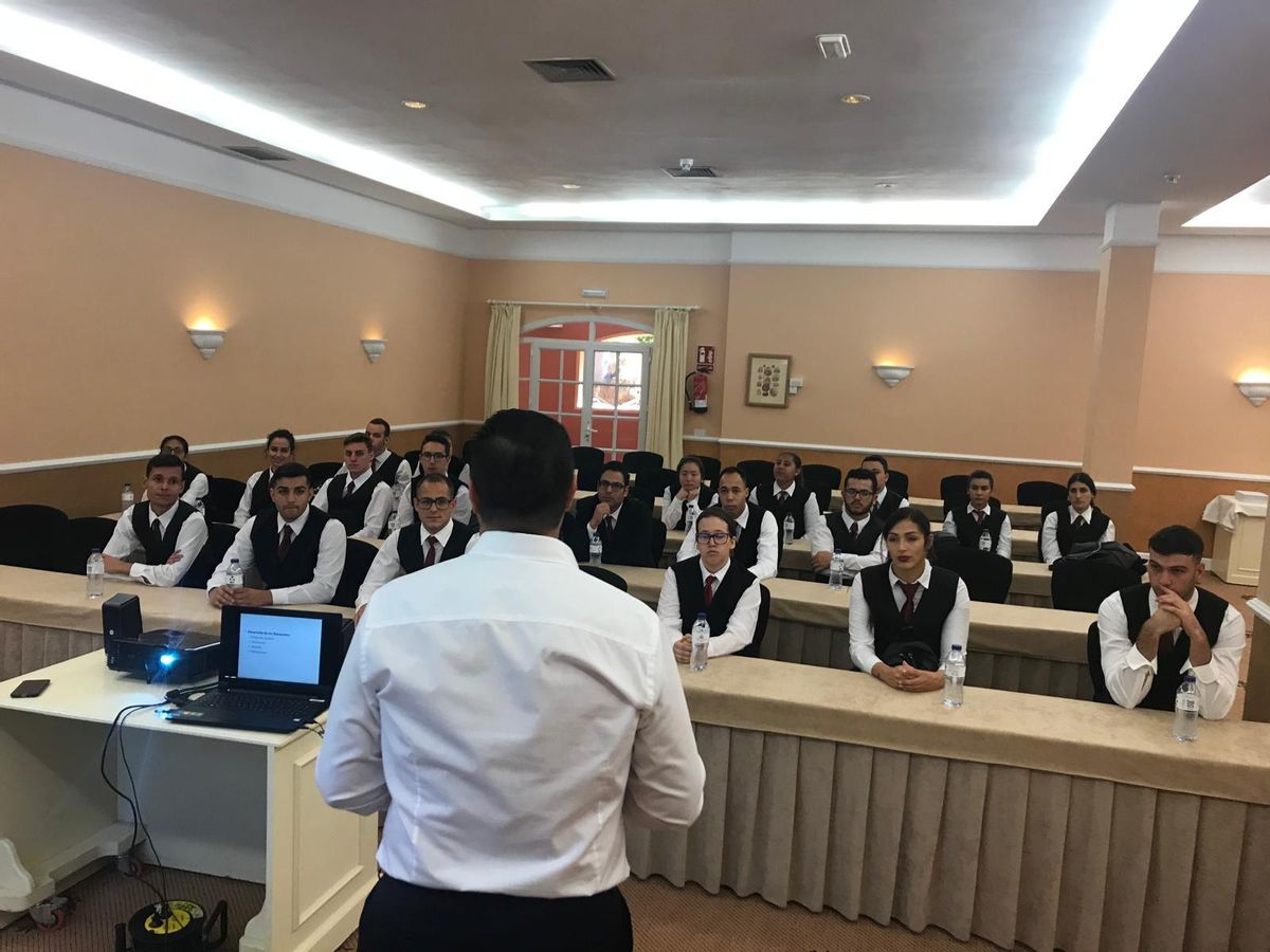 Alumnos de Hostelería y Turismo realizan sus prácticas.