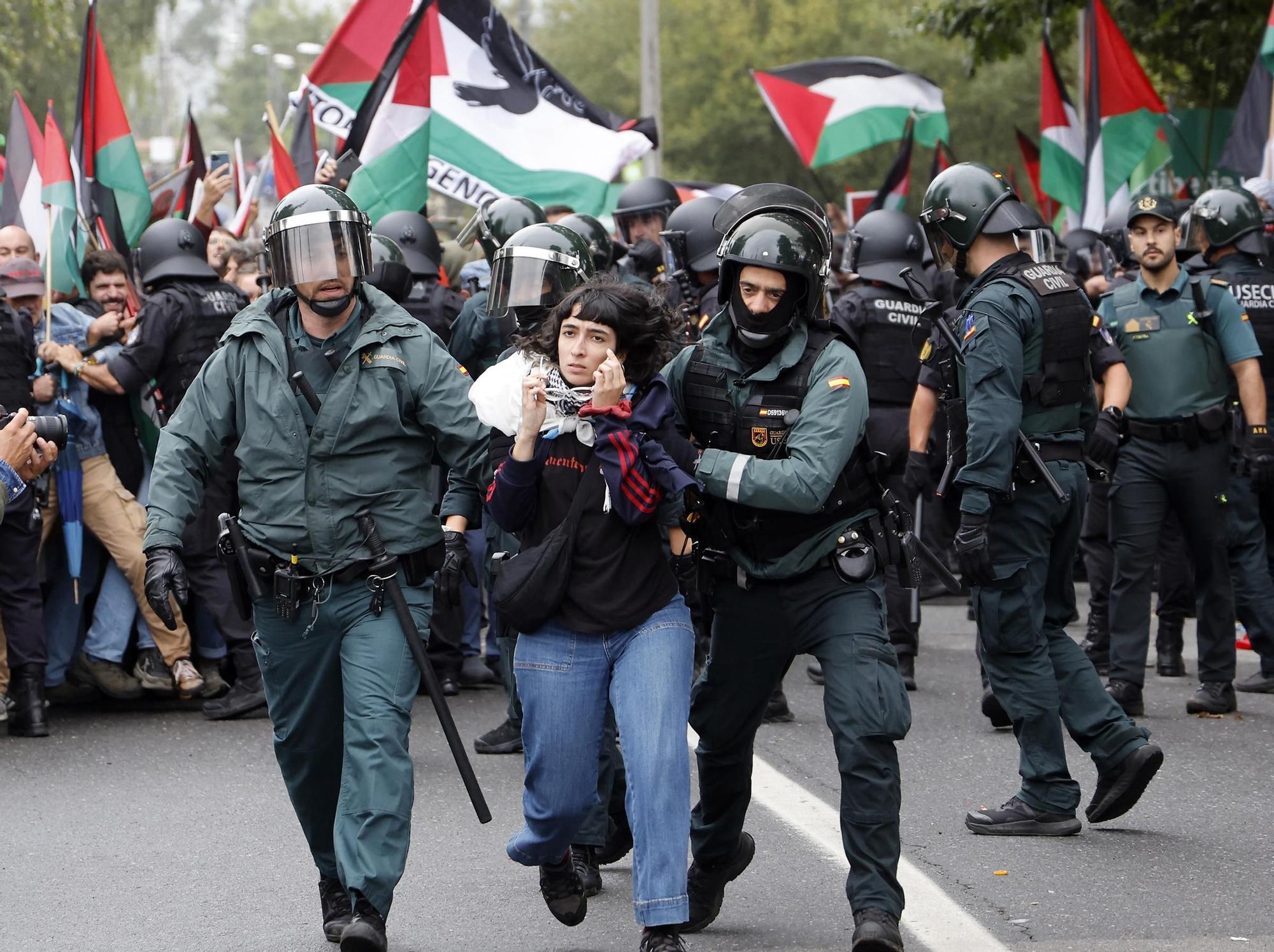 Concentraciones contra el equipo de Israel por el genocidio en Gaza durante el paso de La Vuelta por Pontevedra