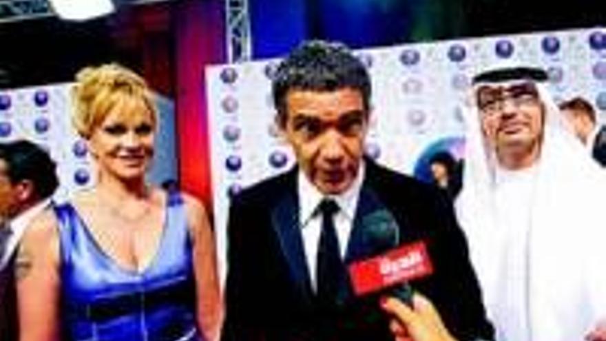 Antonio Banderas y Melanie Griffith. La pareja lleva el glamur de Hollywood al desierto