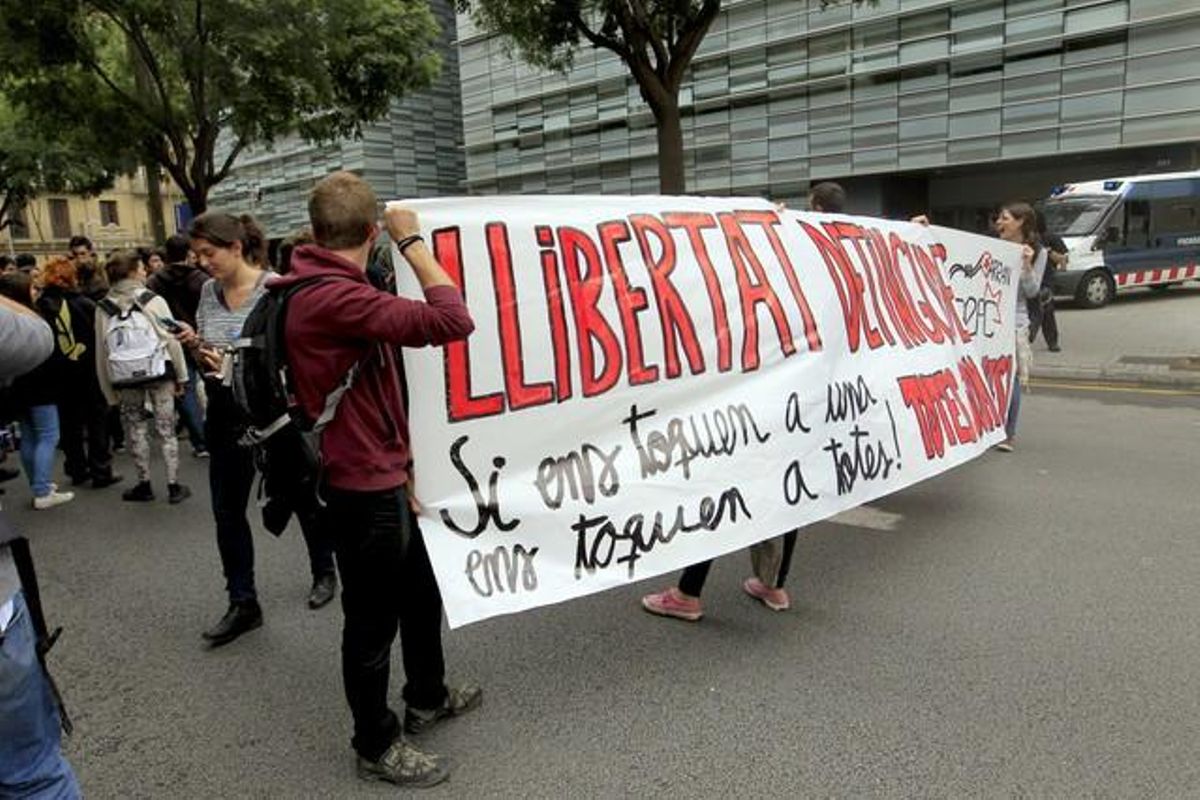 Un centenar de joves estan concentrats davant la comissaria dels Mossos d’Esquadra de les Corts per demanar la llibertat dels 30 detinguts. Un centenar de joves estan concentrats davant la comissaria dels Mossos d’Esquadra de les Corts per demanar la llibertat dels 30 detinguts.