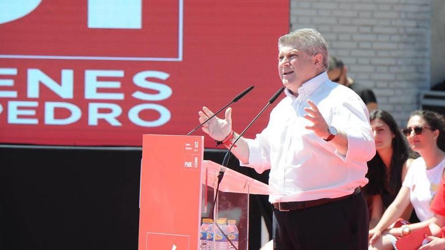 José Vélez, alcalde socialista de Calasparra, durante su intervención en el acto de Sánchez.