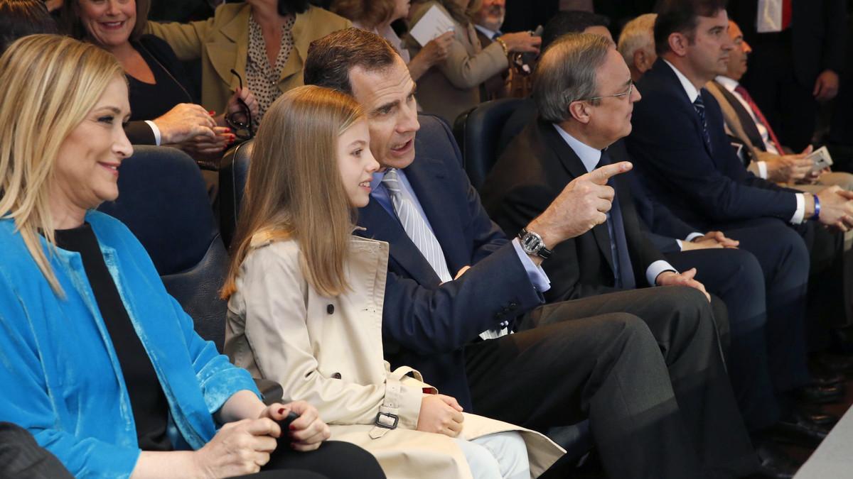 El rey Felipe VI, acompañado de su hija, la infanta Sofía, y la presidenta de la Comunidad de Madrid, Cristina Cifuentes, en el palco del Bernabéu.