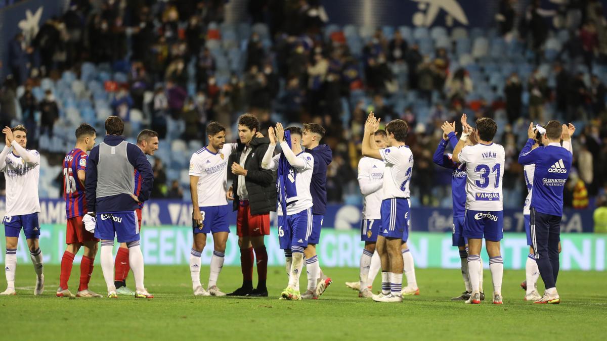 Los jugadores del Zaragoza aplauden a la afición agradeciéndoles su apoyo.