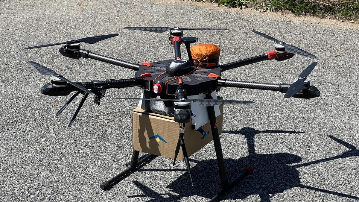 El dron que la Fundació Hospital d'Olot i AldoraTech han fet servir per la prova pilot de portar mostres biològiques