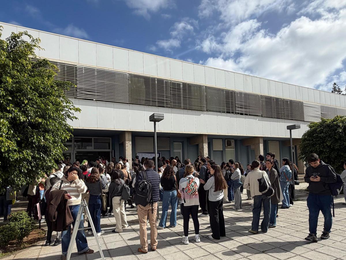 Jóvenes médicos minutos antes de entrar al examen.
