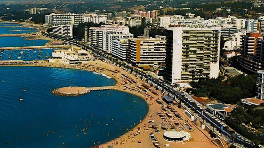 Vista general del litoral marbellí con los espigones construidos en 1970 y que permanecieron hasta 1990.