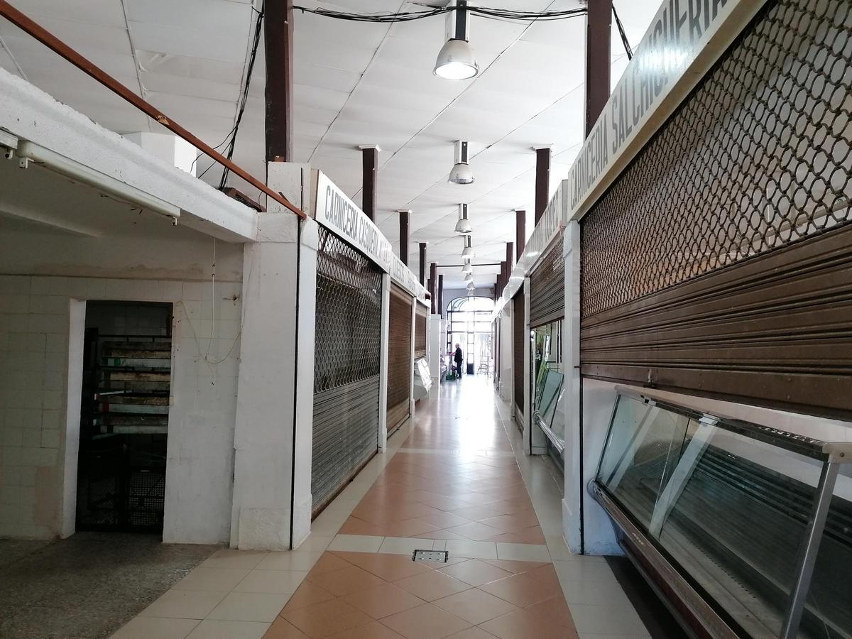 Puestos cerrados en uno de los pasillos del recinto comercial