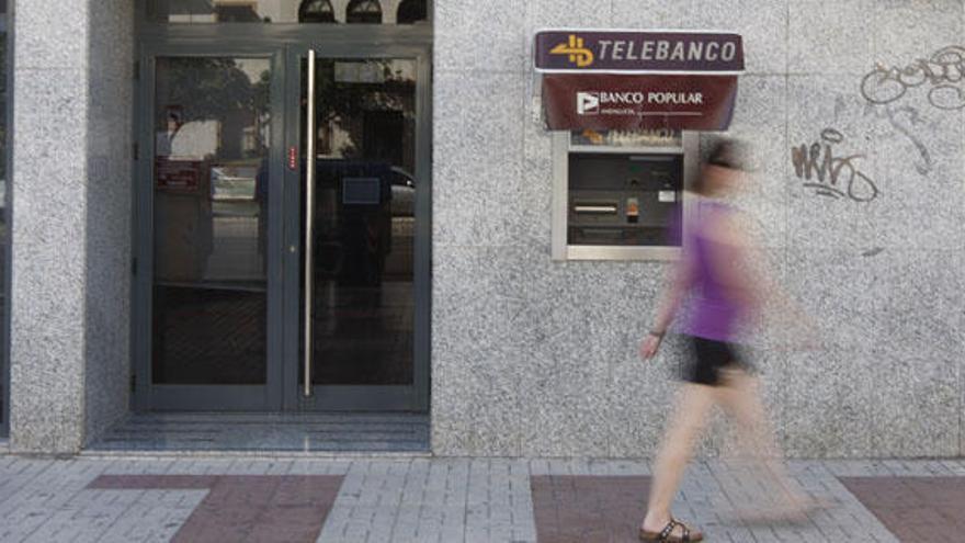 Una persona pasa por delante de una sucursal bancaria en Málaga.