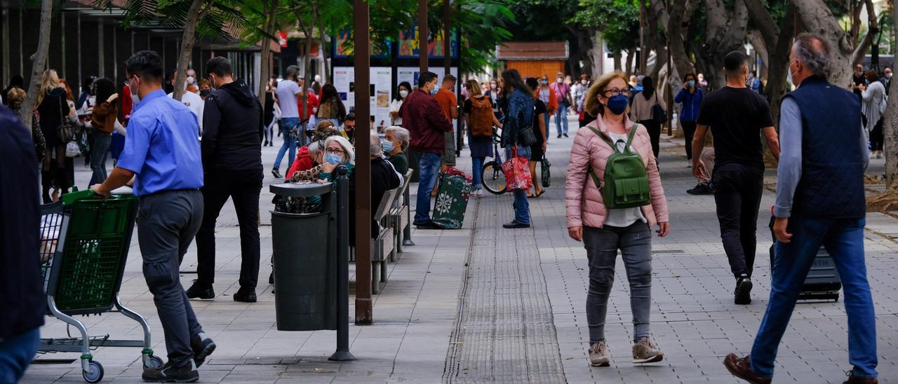 Personas con mascarillas por la capital grancanaria.