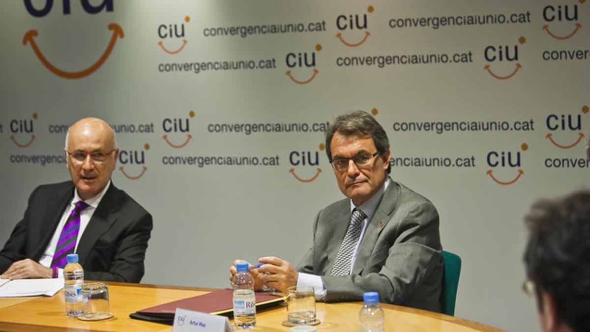 Artur Mas, junto a Josep Antoni Duran Lleida, durante la reunión de la ejecutiva de CiU, ayer en Barcelona.