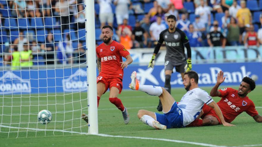 Malbasic se anticipa a Derik para anotar uno de los goles que luego fueron anulados con la intervención del VAR.