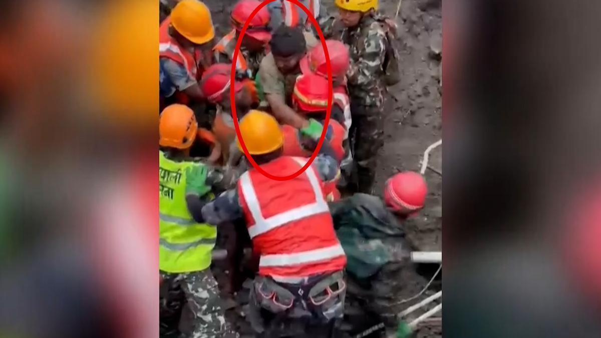 INUNDACIONES NEPAL | Rescatan con vida a dos trabajadores diez días después de la gran riada de Nepal