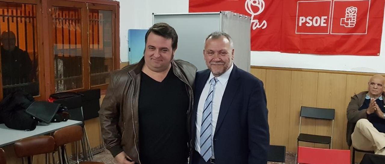 El secretario general del PSOE, Javier Manzanares, junto al portavoz socialista, Andrés Navarro.