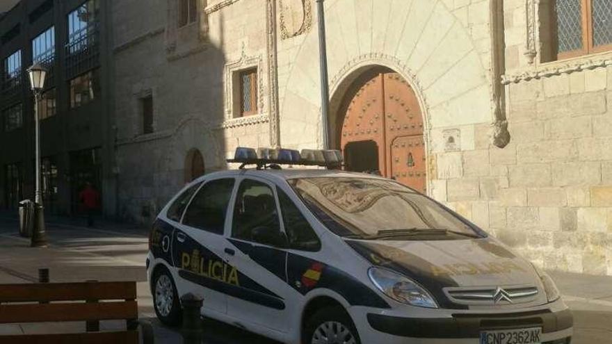 La Policía Nacional estaciona su coche patrulla ante la Audiencia .