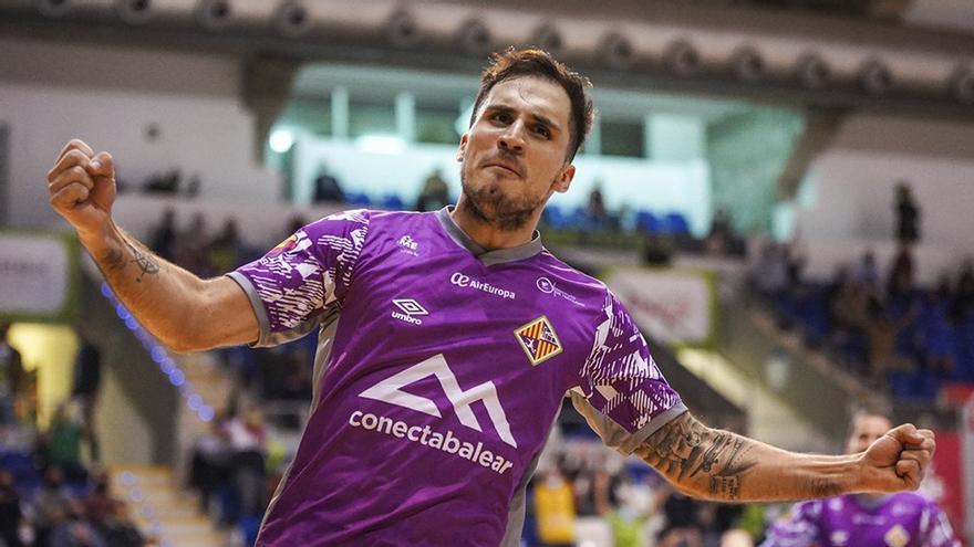 Mati Rosa celebrando un gol con Palma Futsal