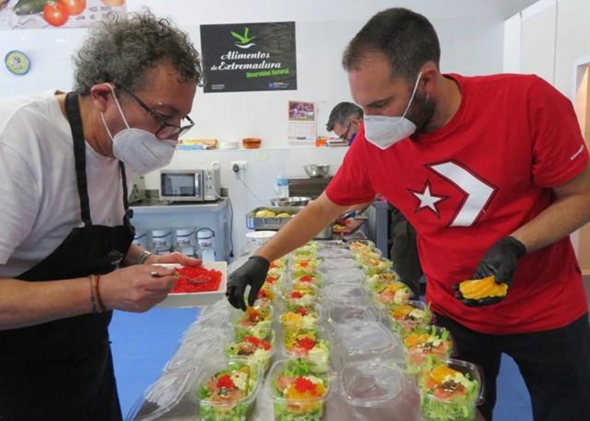Los sanitarios del área Llerena-Zafra cenarán hoy un menú elaborado por la hostelería de Monesterio